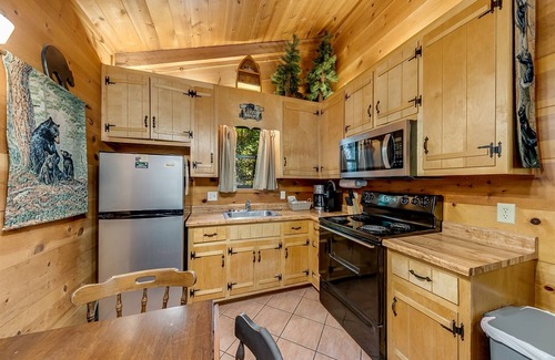 Sautee Nacoochee Cabin | Bear Ridge Cabin | Secluded Mountain Retreat Near Helen with Hot Tub & Fire Pit