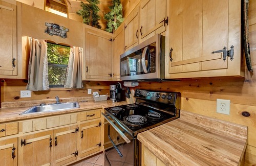 Sautee Nacoochee Cabin | Bear Ridge Cabin | Secluded Mountain Retreat Near Helen with Hot Tub & Fire Pit