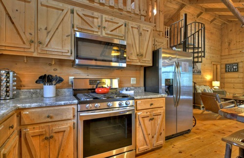 Mineral Bluff Cabin | Bear River offers secluded paradise, pet-friendly, minutes from Toccoa River, boasting a hot tub, firepit, and tranquil ambiance
