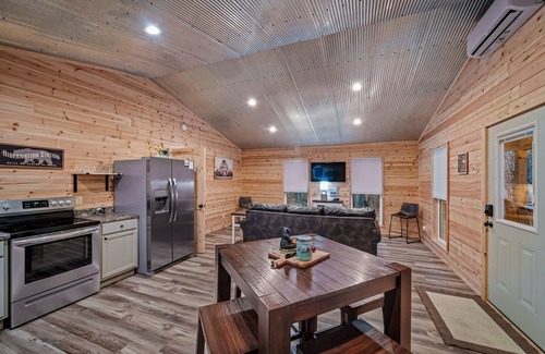 Fort Payne House | Bear's Den-hot tub, fire pit