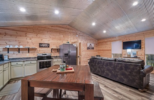 Fort Payne House | Bear's Den-hot tub, fire pit