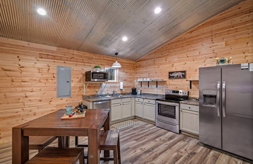 Fort Payne House | Bear's Den-hot tub, fire pit