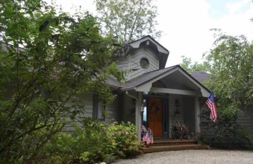 Santeetlah House | Bear's Mountaintop Home with Gorgeous Lake Views chalet