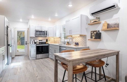 Brevard Cabin | Bear’s Place by AvantStay | Cozy Mountain Cabin in Brevard + Firepit