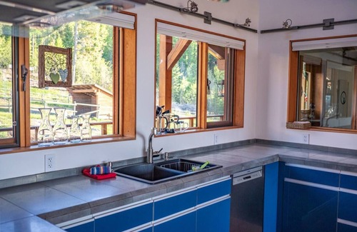 Central Okanagan Apartment | Bear Suite 4 guests