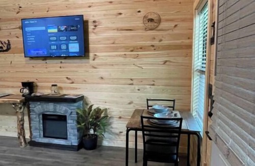 Cosby Cabin | Bear Top Junior Small Cabin w EV Chargernn