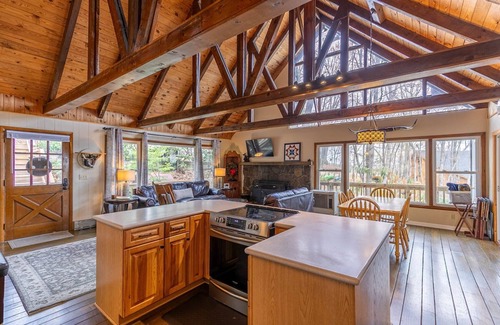 Fleetwood Cabin | Bear Valley in Fleetwood Falls - Walk to the New River!