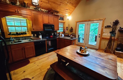 Dahlonega Cottage | 'BEARADISE CHALET' UNIQUE Secluded Retreat Estate (WHO'LD GUESS IT'S IN TOWN?)