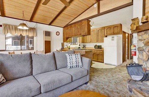 Summit Estates Cabin | Bearadise Cottage Big Bear- Hot Tub- Foosball- Central