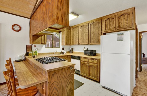 Summit Estates Cabin | Bearadise Cottage Big Bear- Hot Tub- Foosball- Central