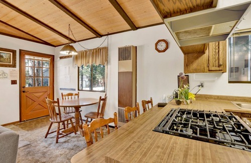 Summit Estates Cabin | Bearadise Cottage Big Bear- Hot Tub- Foosball- Central