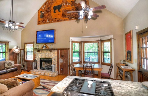 Helen Cabin | Bearadise- Dog Friendly with Incredible Outdoor Space, Fire Pit, and EV Charger