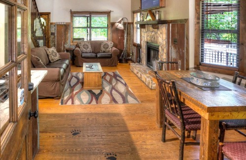 Helen Cabin | Bearadise- Dog Friendly with Incredible Outdoor Space, Fire Pit, and EV Charger