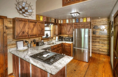 Helen Cabin | Bearadise- Dog Friendly with Incredible Outdoor Space, Fire Pit, and EV Charger