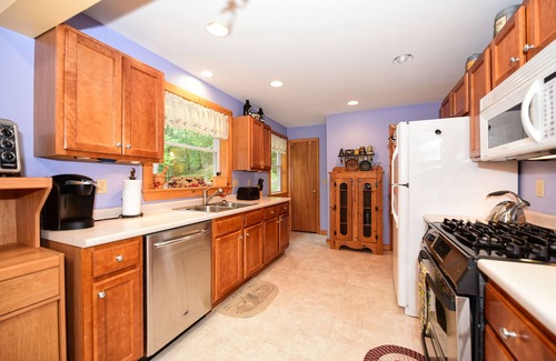 Eidelweiss Village House | Bearadise Lodge - Close to Beaches & Skiing, Minutes from N. Conway, NH