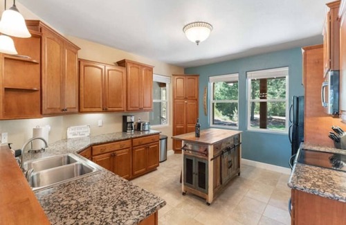 Mount Shasta House | Bearadise Lodge - Mount Shasta - Now with Air Conditioning!