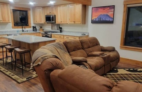 Ashford House | Bearfoot chalet. Sleeps 6/Hot tub