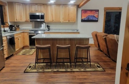 Ashford House | Bearfoot chalet. Sleeps 6/Hot tub