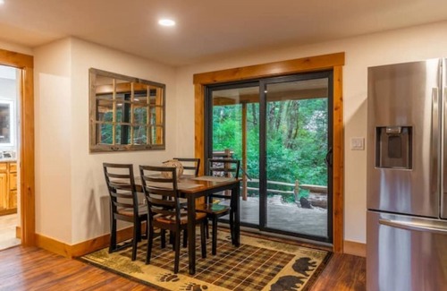 Ashford House | Bearfoot chalet. Sleeps 6/Hot tub