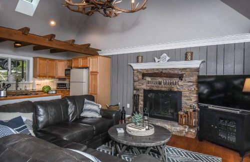 Oakland House | Bearfoot Lodge