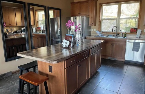 Boone House | BearHaven Lodge-Location, HOT TUB, Amazing Views!