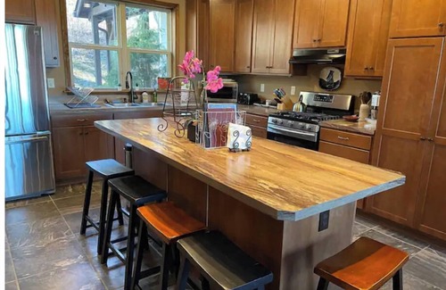 Boone House | BearHaven Lodge-Location, HOT TUB, Amazing Views!