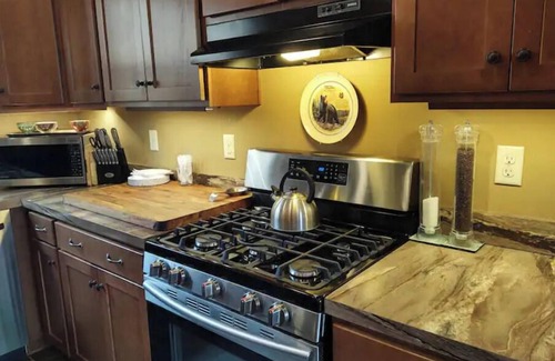 Boone House | BearHaven Lodge-Location, HOT TUB, Amazing Views!