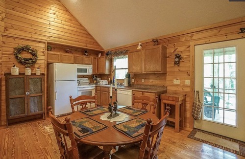 Townsend Cabin | "Bearly Rustic" - 2 bdrm/2 bath - Off the grid, beautiful scenic