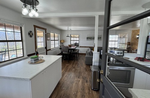 Hiawassee Cabin | Bear’s Chateau: Modern-Rustic Cabin w/Mtn Views, Screened Porch + Fire Pit
