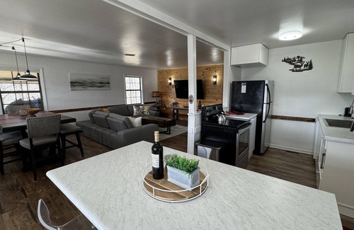 Hiawassee Cabin | Bear’s Chateau: Modern-Rustic Cabin w/Mtn Views, Screened Porch + Fire Pit
