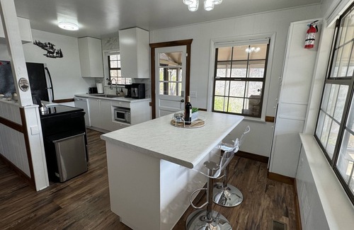 Hiawassee Cabin | Bear’s Chateau: Modern-Rustic Cabin w/Mtn Views, Screened Porch + Fire Pit