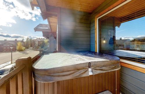 Big White Ski Resort House | Bears Paw 5
