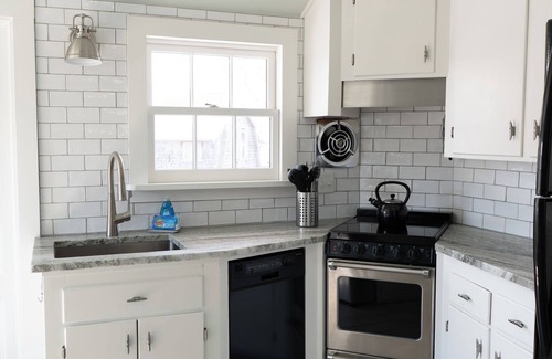 Rockport Apartment | Bearskin Neck Rental with 2 private decks!, Bearskin Neck Rental with 2 bed, 1 bath, and 2 private d
