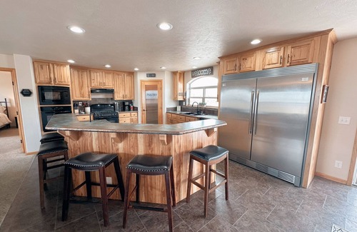 Clark House | Beartooth Retreat - EPIC Mountain Views! Near Cody WY and Red Lodge MTn