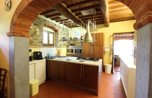 Civitella in Val di Chiana Villa | Beautiful private villa for 16 people with private pool, WIFI, TV and pets allowed, close to Are.