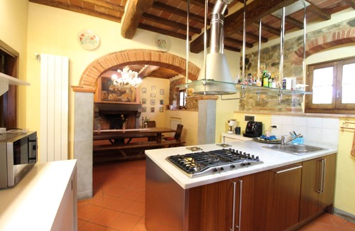 Civitella in Val di Chiana Villa | Beautiful private villa for 16 people with private pool, WIFI, TV and pets allowed, close to Are.