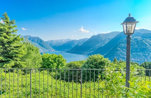 Como Apartment | Beautiful apartment for 4 guests with A/C, WIFI, pool, TV and patio