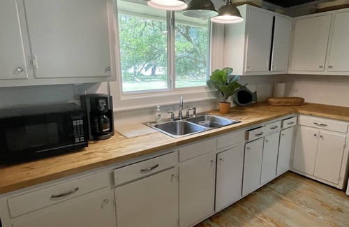 The Black Cat House | Beau Point: Dog-Friendly Waterfront w/dock "Where live oaks meet the sea…”