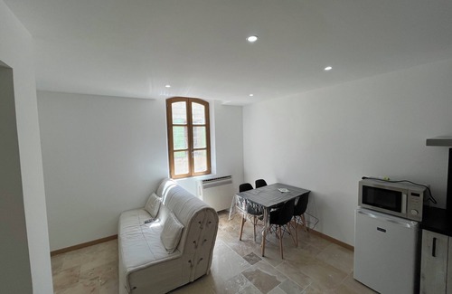 Beaucaire House | Beaucaire old center garage and air conditioning
