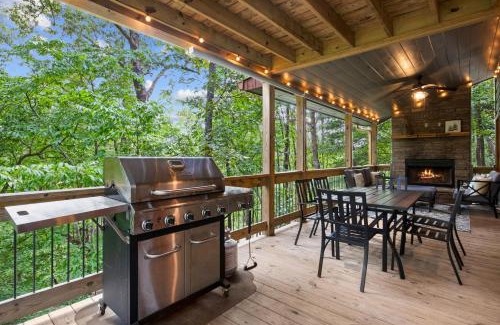 Blue Ridge House | BeauJax Cabin - Pet friendly, hot tub, game room, fireplaces, outdoor fire pit, gas grill - Blue Ridge, GA
