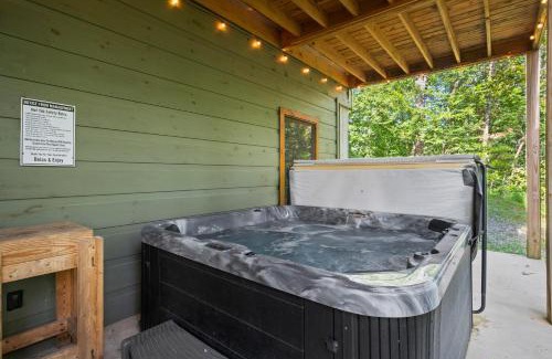 Blue Ridge House | BeauJax Cabin - Pet friendly, hot tub, game room, fireplaces, outdoor fire pit, gas grill - Blue Ridge, GA