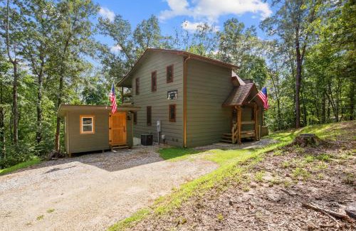 Blue Ridge House | BeauJax Cabin - Pet friendly, hot tub, game room, fireplaces, outdoor fire pit, gas grill - Blue Ridge, GA
