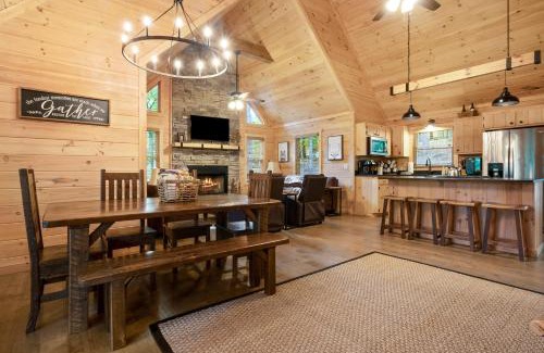 Blue Ridge House | BeauJax Cabin - Pet friendly, hot tub, game room, fireplaces, outdoor fire pit, gas grill - Blue Ridge, GA