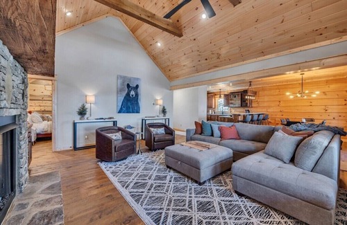 Ellijay Cabin | Beaumont - Lux Mountain View Cabin with Hot Tub