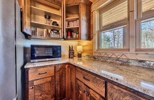 Ellijay Cabin | Beaumont - Lux Mountain View Cabin with Hot Tub