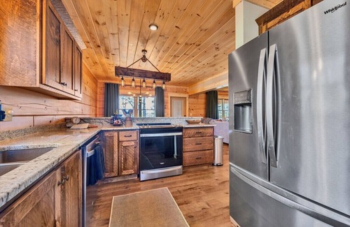 Ellijay Cabin | Beaumont - Lux Mountain View Cabin with Hot Tub