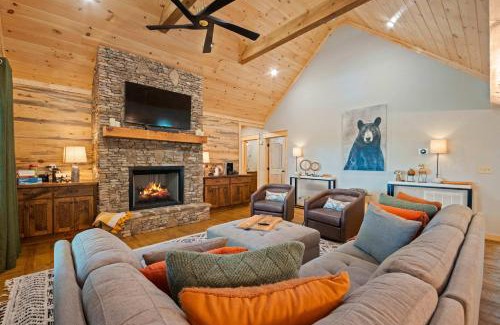 Ellijay House | Beaumont - Lux Mountain View Cabin with Hot Tub