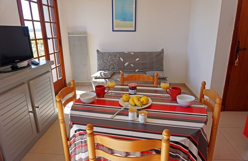 Saint-Georges-de-Didonne Apartment | Beautiful 4-person beachfront apartment with sea view