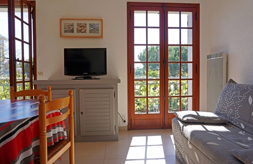 Saint-Georges-de-Didonne Apartment | Beautiful 4-person beachfront apartment with sea view