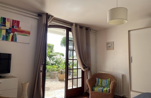 Saint-Georges-de-Didonne Apartment | Beautiful 3-person apartment facing the main beach